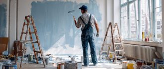 Человек самостоятельно красит стены в квартире во время ремонта